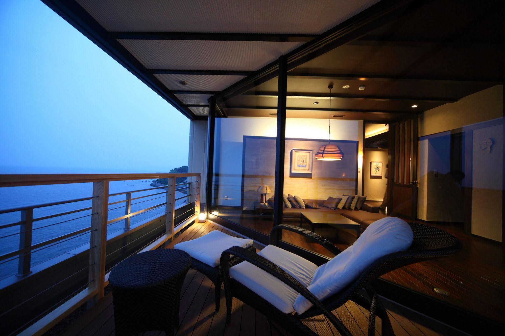 Amane Resort Seikai Beppu Eksteriør billede The balcony of a suite on the World Voyager